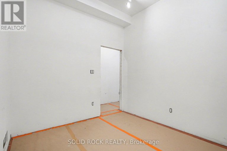 29669968/838-alpine-avenue/queensway-terrace-north/ottawa/ontario/K2B5R6_26