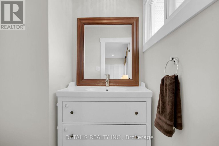 28807971/10-aberfeldy-street/arbeatha-park/ottawa/ontario/K2H6H5_15
