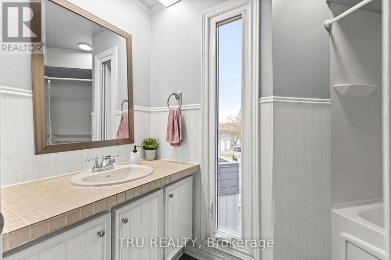 29068973/37-24-compata-way/blackburn-hamlet-south/ottawa/ontario/K1B4W9_27