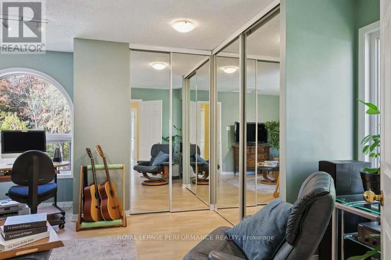 28983916/560-thomson-street/viscount-alexander-park/ottawa/ontario/K1K2J8_22