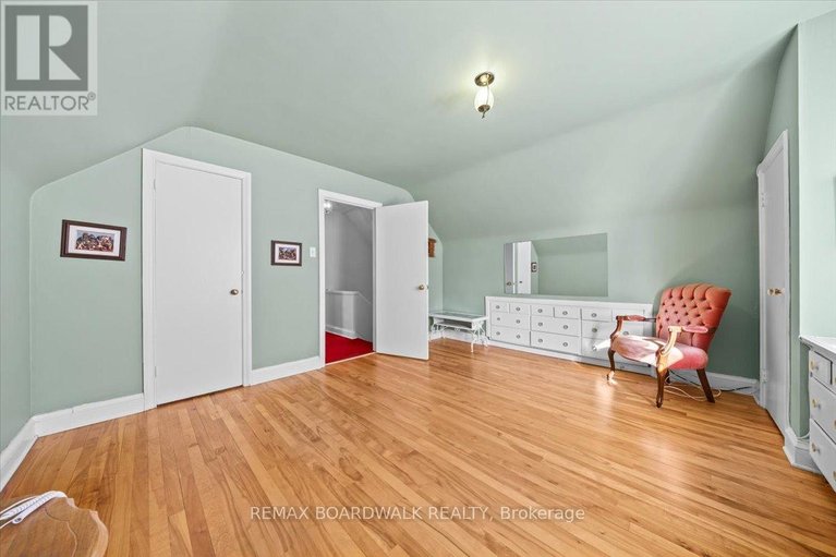 29689978/961-kingsmere-avenue/mckellar-heightsglabar-park/ottawa/ontario/K2A3K3_35