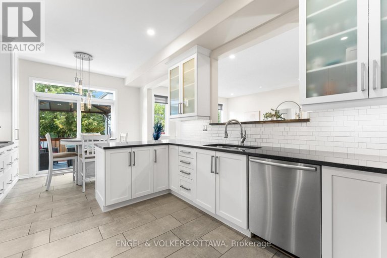 28911455/22-friendly-crescent/stittsville-south/ottawa/ontario/K2S2B6_14