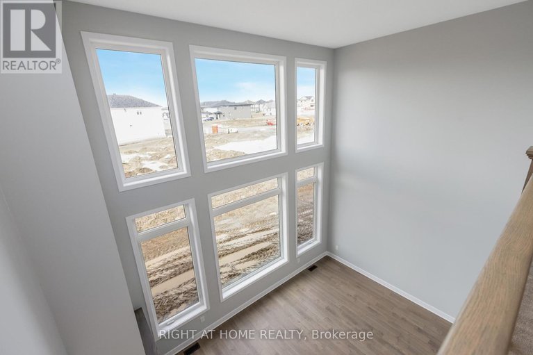 28455022/584-paakanaak-avenue/blossom-parkkemp-parkfindlay-creek/ottawa/ontario/K1X0J6_28