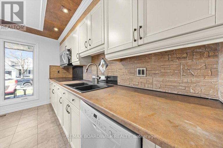 29671423/1837-windflower-way/chapel-hill/ottawa/ontario/K1C5Z8_11