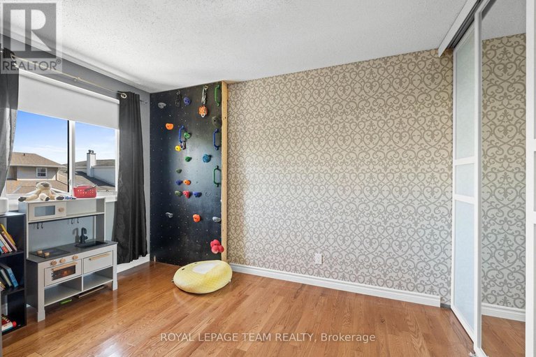 28879068/35-ivylea-street/craig-henrywoodvale/ottawa/ontario/K2G4X1_24