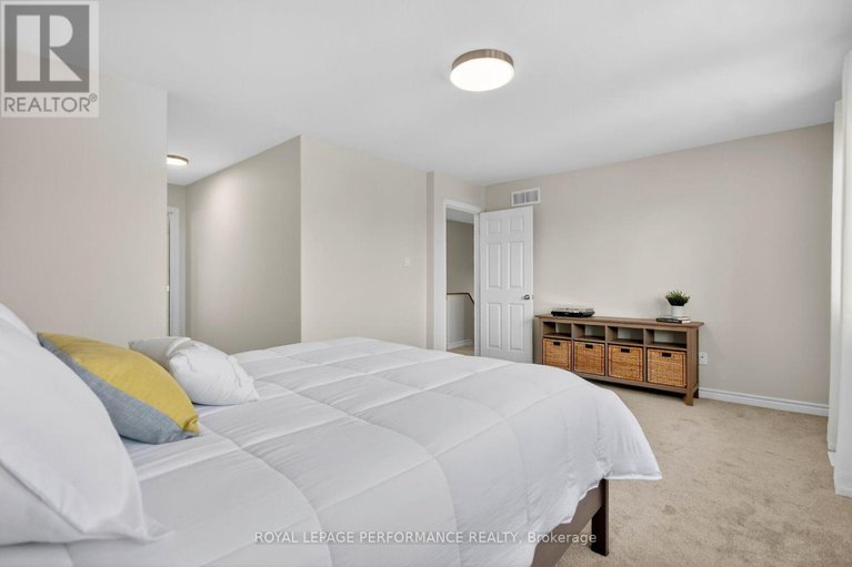 29164946/1910-schroeder-crescent/springridgeeast-village/ottawa/ontario/K4A4P8_26