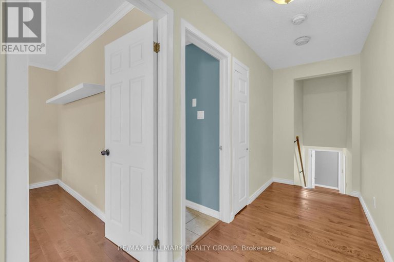28280542/8-scharf-lane/glencairnhazeldean/ottawa/ontario/K2L2K2_22