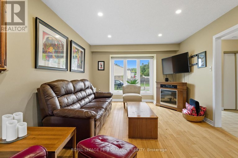 28895549/2463-orient-park-drive/blackburn-hamlet-south/ottawa/ontario/K1B4N2_8