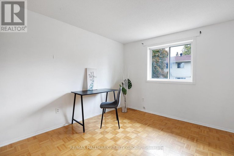 29030661/1637-saxony-crescent/pineview/ottawa/ontario/K1B5K8_23