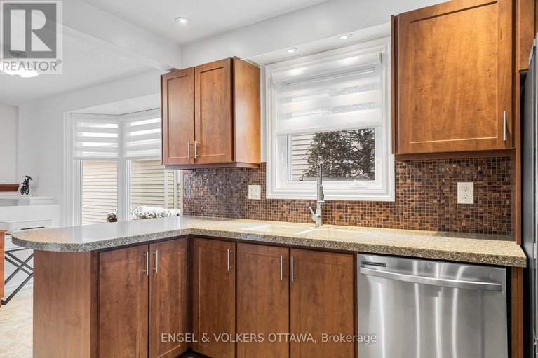 29176704/29-valley-ridge-street/borden-farmstewart-farmcarleton-heightsparkwood-hills/ottawa/ontario/K2E7W3_17