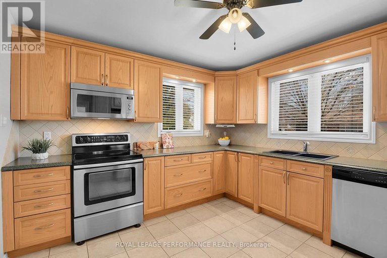 29636837/1582-digby-street/riverview-park/ottawa/ontario/K1G0P6_15