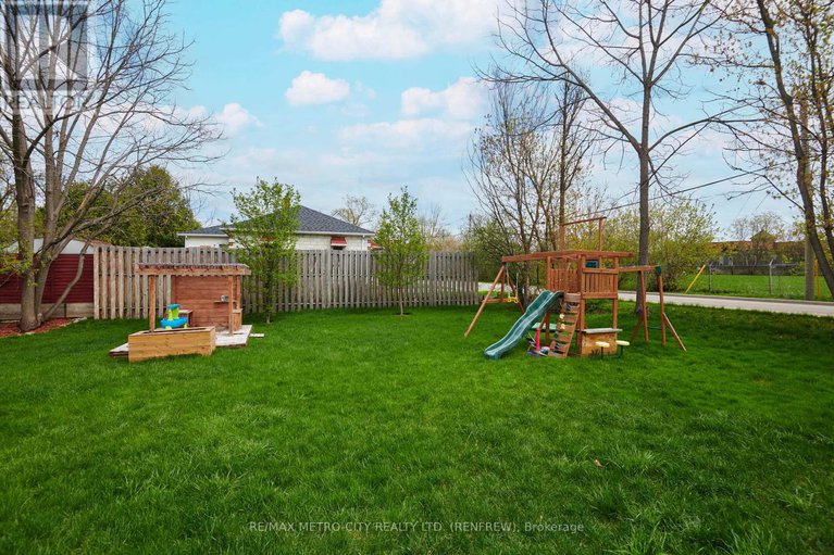 28293048/228-arnprior-avenue/renfrew/renfrew/ontario/K7V3A1_28