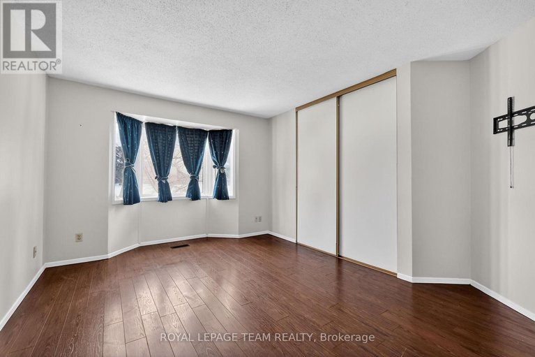 29325603/42-oakhaven-private-s/overbrookcastle-heights/ottawa/ontario/K1K4K1_20