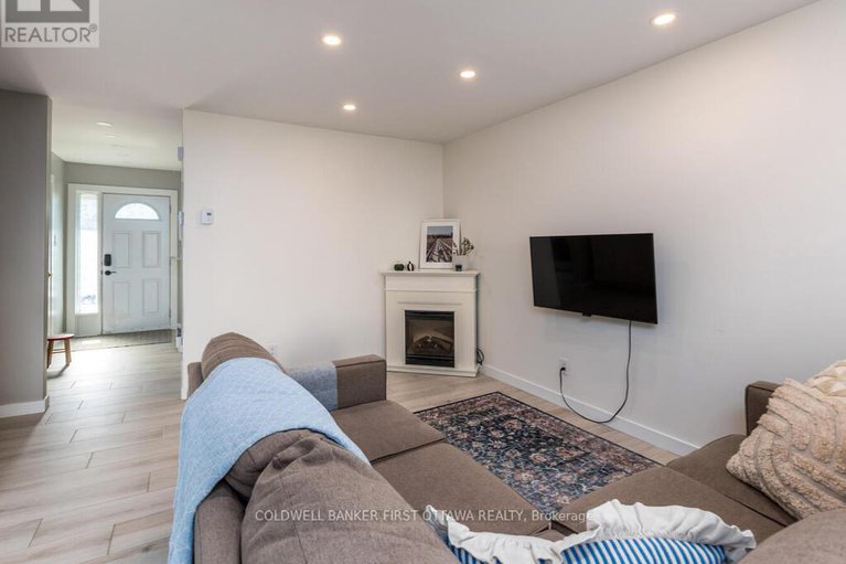 28873248/5c-woodvale-green/craig-henrywoodvale/ottawa/ontario/K2G4G9_11