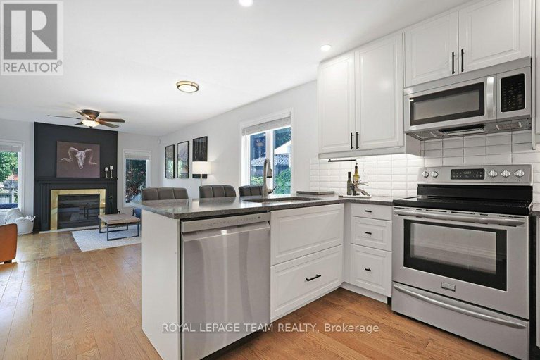 28522929/8-black-rivers-place/bridlewood/ottawa/ontario/K2M2E2_15