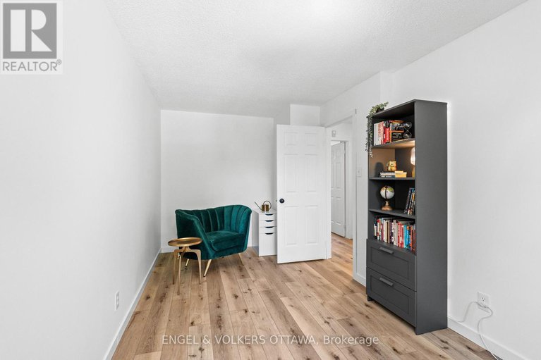 28507549/68-thornbury-crescent/centrepointe/ottawa/ontario/K2G6C4_28