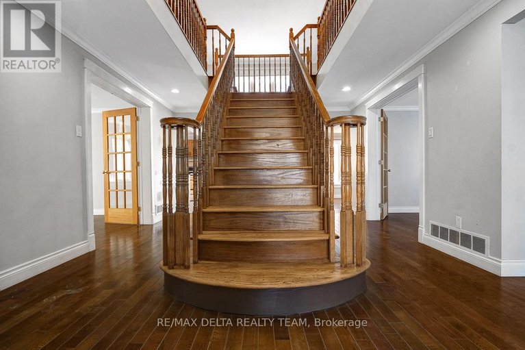 29424744/1662-hunters-run-drive-w/chapel-hill/ottawa/ontario/K1C2H3_4