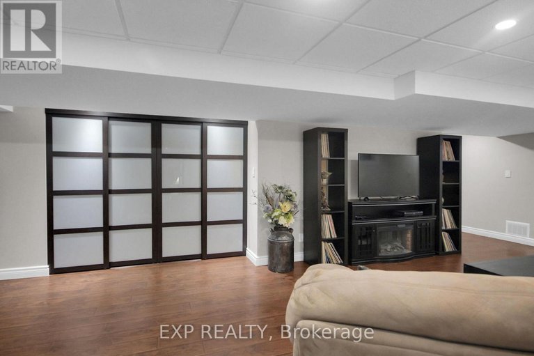28340674/2001-neepawa-avenue/carlingwood/ottawa/ontario/K2A3L4_45