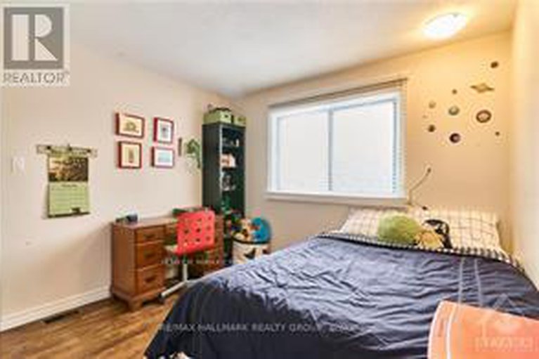 29328139/841-balsam-drive/chatelaine-village/ottawa/ontario/K1E1B8_15