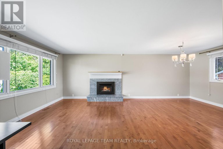 28386373/3-millbrook-crescent/city-viewskylinefisher-heightsparkwood-hills/ottawa/ontario/K2E5B6_4