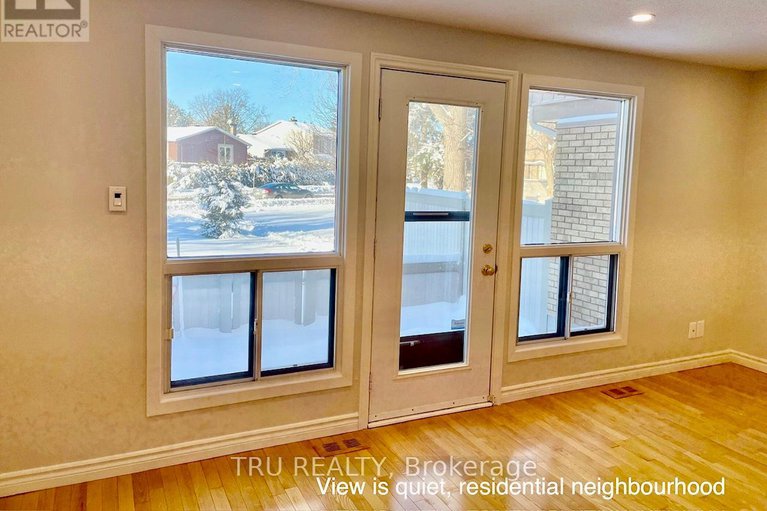 29093090/2285-stonehenge-crescent/pineview/ottawa/ontario/K1B4N7_8