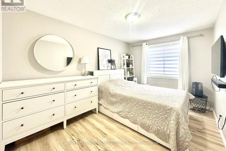 28900486/1584-hoskins-crescent/fallingbrookpineridge/ottawa/ontario/K4A2J1_14