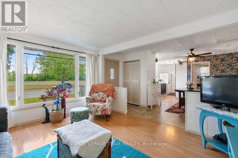 28770309/24-beach-avenue/iroquois/south-dundas/ontario/K0E1K0_7