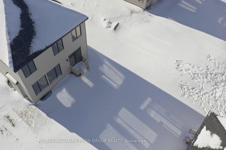 29329750/272-cornice-street/mer-bleuebradley-estatesanderson-park/ottawa/ontario/K1W0W4_20