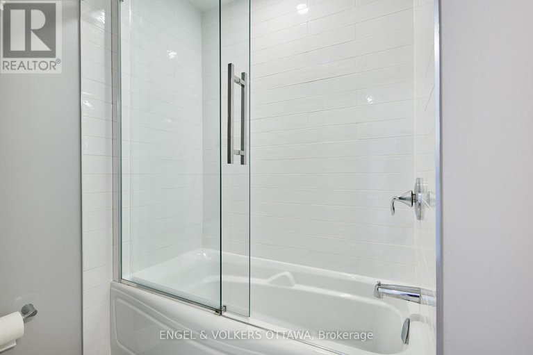 28835279/353e-booth-street/west-centre-town/ottawa/ontario/K1R7K1_32