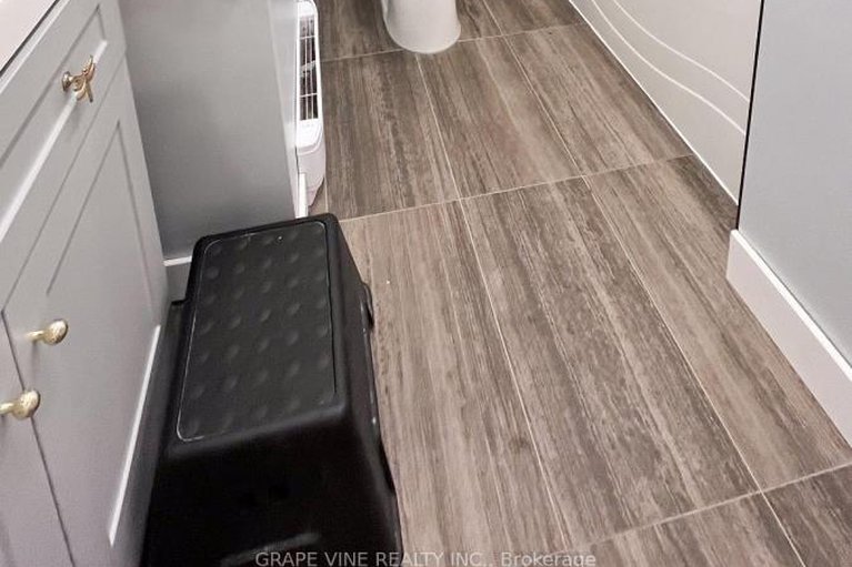 28549098/5c-woodvale-green/craig-henrywoodvale/ottawa/ontario/K2G4G9_12