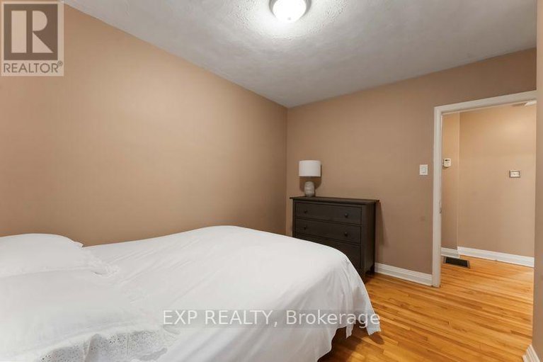 28608756/6-lyall-street/city-viewskylinefisher-heightsparkwood-hills/ottawa/ontario/K2E5G6_15