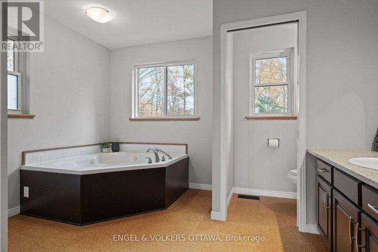 29015610/4720-whispering-willow-drive/sarsfieldbearbrook/ottawa/ontario/K4B1J1_28