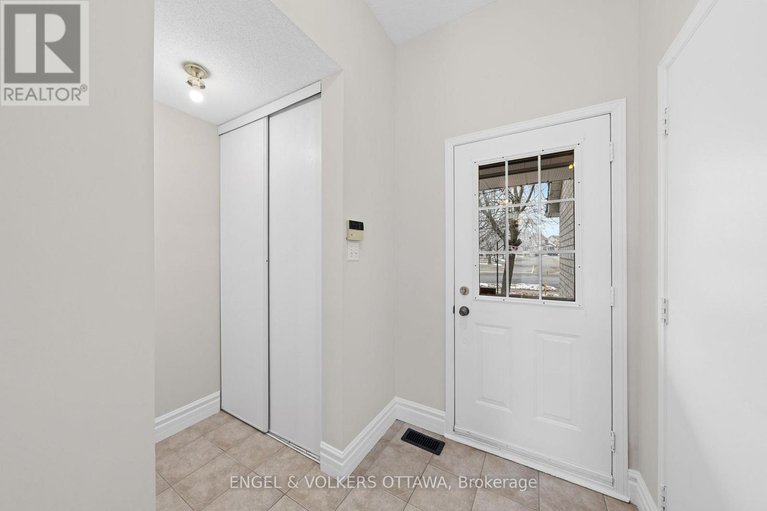 29142168/526-meadowbreeze-drive/emerald-meadowstrailwest/ottawa/ontario/K2M2T4_5