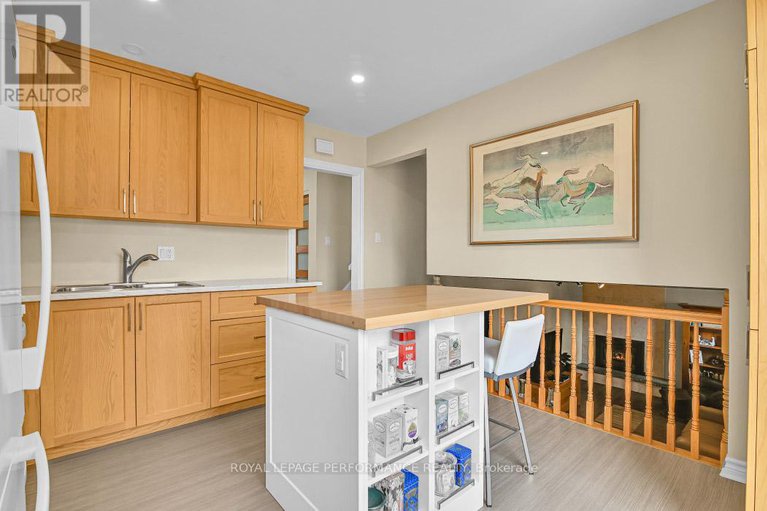 28170610/298-hoylake-crescent/bilberry-creekqueenswood-heights/ottawa/ontario/K1E1M2_13