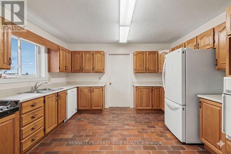 29682682/3490-larmours-road/sarsfieldbearbrook/ottawa/ontario/K0A3E0_12
