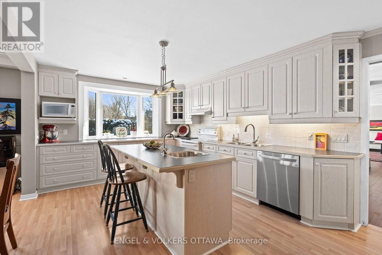 29466155/1304-fairway-drive/manotick-south-to-roger-stevens/ottawa/ontario/K4M1B3_12