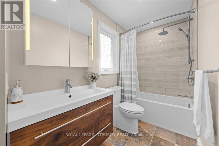 28813112/3759-autumnwood-street/emerald-woodssawmill-creek/ottawa/ontario/K1T2G7_21