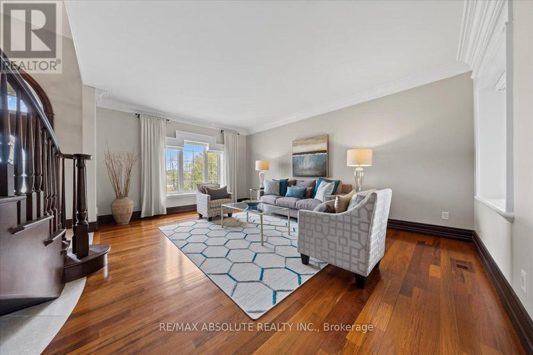 28246473/124-biltmore-crescent/btwn-franktown-rd-fallowfield-rd/ottawa/ontario/K2S2C6_7
