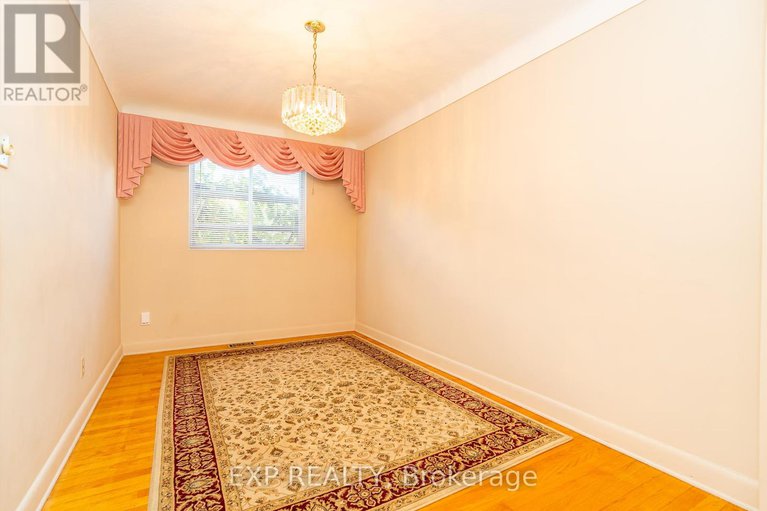 28904328/1008-riddell-avenue-s/mckellar-heightsglabar-park/ottawa/ontario/K2C2J5_17