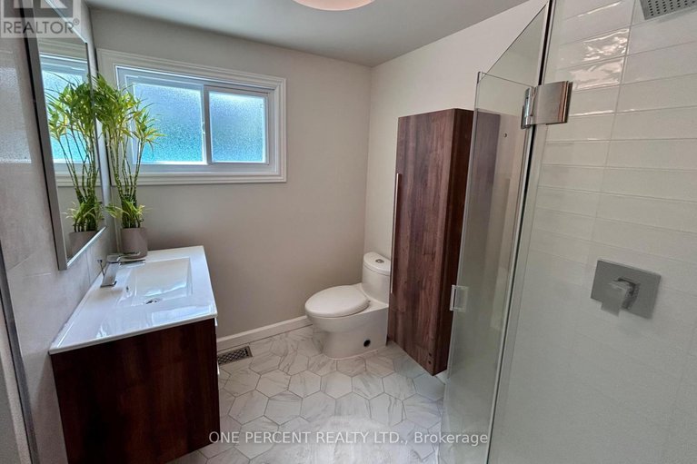 28684003/1042-harkness-avenue/riverside-park/ottawa/ontario/K1V6P2_17