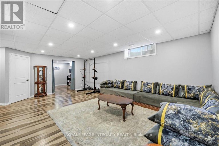 29381596/1110-luesby-crescent/fallingbrookgardenway-south/ottawa/ontario/K4A4X7_36