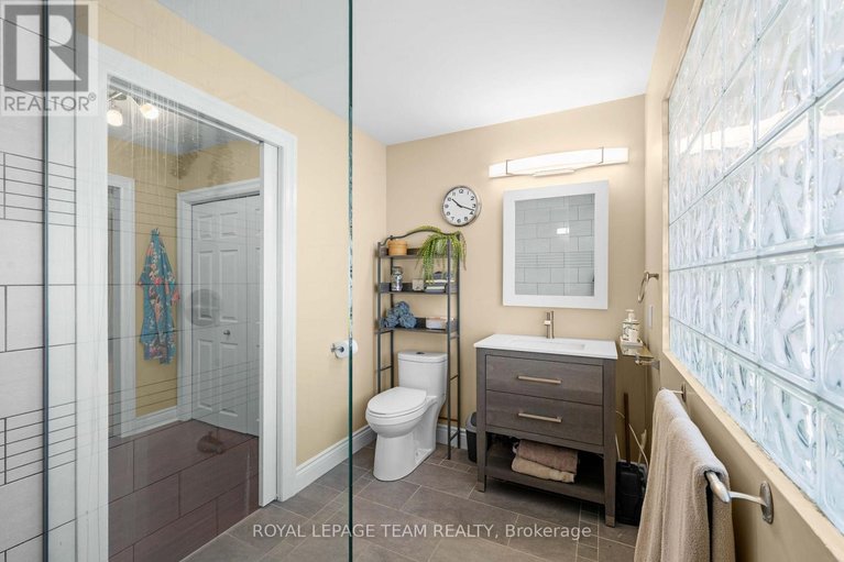 29669851/1986-fairbanks-avenue/alta-vistafaircrest-heights/ottawa/ontario/K1H5Y6_26