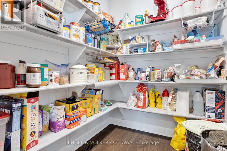 29464568/157-avro-circle/cfb-rockcliffe-and-area/ottawa/ontario/K1K4K7_14