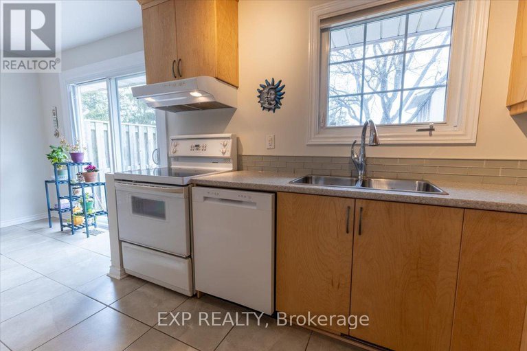 28487090/422-kintyre-private/carleton-square/ottawa/ontario/K2C3M7_13