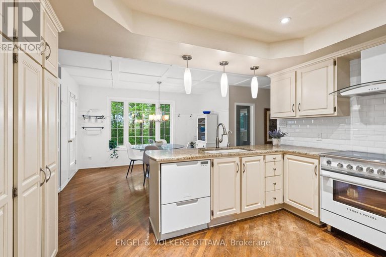 28604093/935-fieldown-street/cumberland-ridge/ottawa/ontario/K4C1B9_8