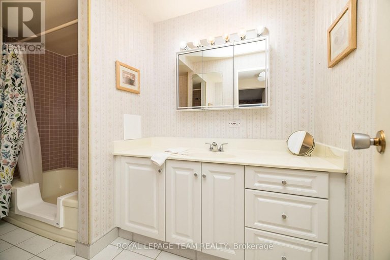 29662214/701-1356-meadowlands-drive-e/borden-farmstewart-farmcarleton-heightsparkwood-hills/ottawa/ontario/K2E6K6_21