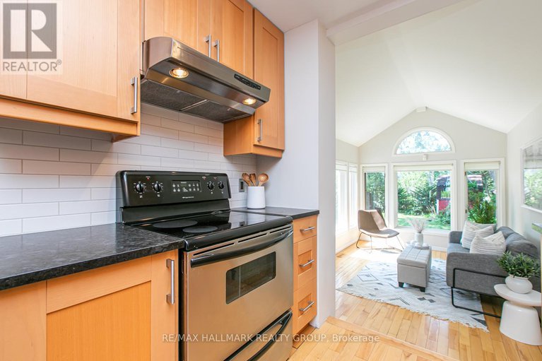 28437104/636-chapel-street/sandy-hill/ottawa/ontario/K1N7Z9_7