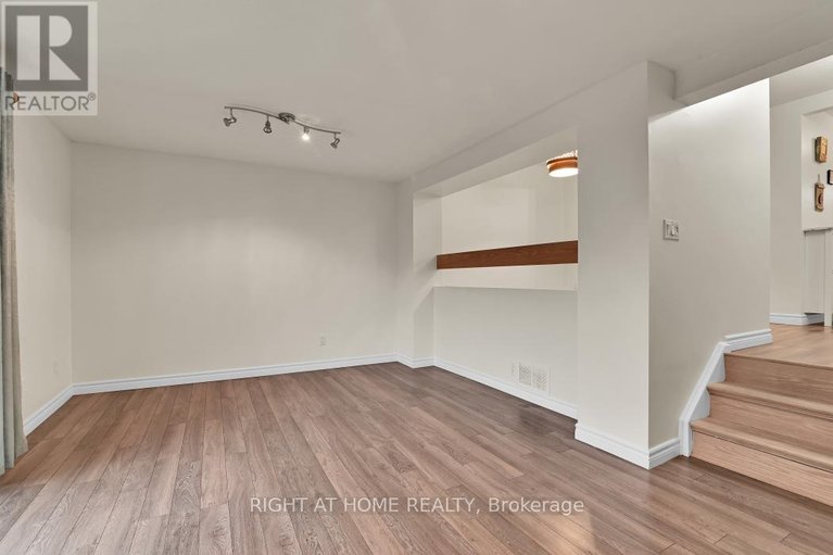 29603149/e-1700-lamoureux-drive/queenswood-heights-south/ottawa/ontario/K1E2N2_13