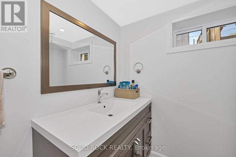 28414092/1229-erindale-drive/copeland-park/ottawa/ontario/K2C2G2_28