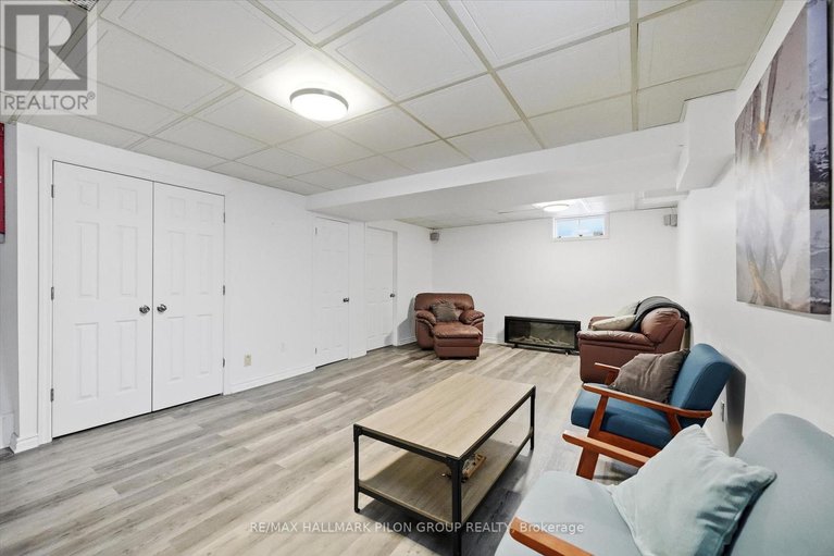 29407130/284-mceachern-crescent/bilberry-creekqueenswood-heights/ottawa/ontario/K1E3K3_21